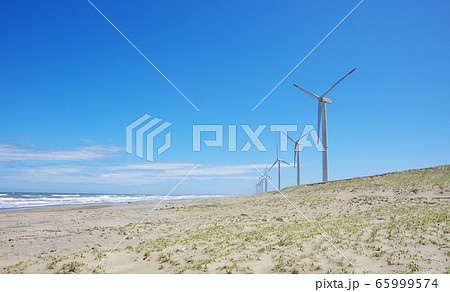 海沿いの風力発電 65999574