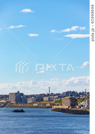 兵庫県神戸市垂水区の海岸線の街並み 65999699