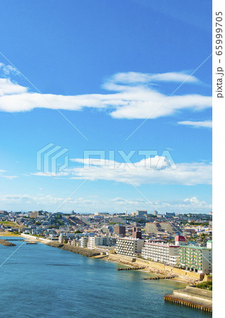 兵庫県神戸市垂水区の海岸線の街並み 65999705