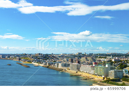 兵庫県神戸市垂水区の海岸線の街並み 65999706