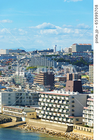 兵庫県神戸市垂水区の海岸線の街並み 65999708