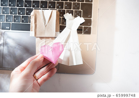 オンライン・リモート・ネットで行う結婚式や婚活。オンライン結婚・リモート婚・ウエディングとパソコン。 65999748
