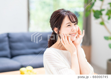 若い女性 若い女性 66000745