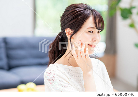 若い女性 若い女性 66000746