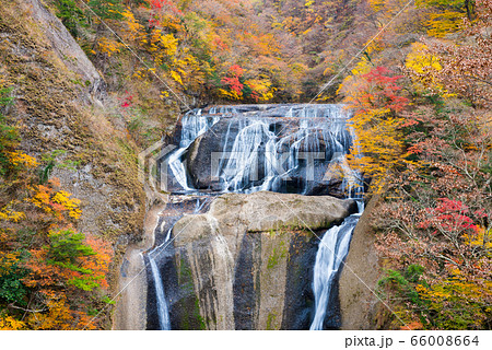 袋田の滝と紅葉風景 秋 茨城県久慈郡大子町 19年11月撮影の写真素材