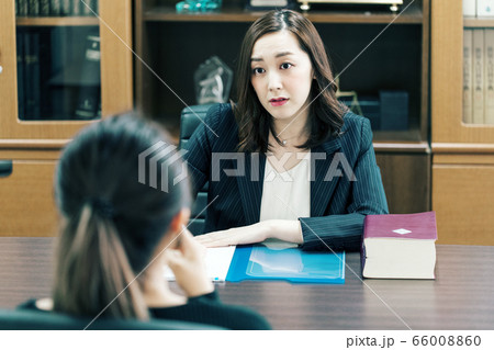 弁護士 検察官 女性 相談 66008860
