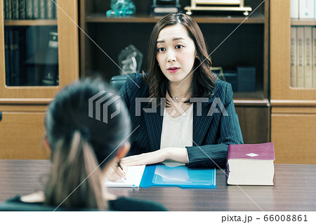 弁護士 検察官 女性 相談 66008861