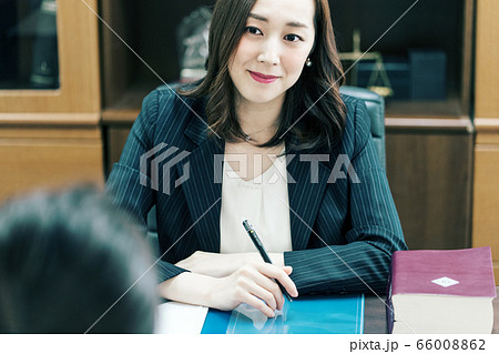 弁護士 検察官 女性 相談 66008862