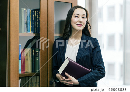 女性弁護士のポートレート 女性弁護士のポートレート 66008883
