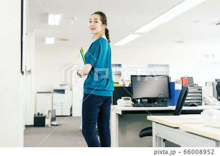 オフィスで働く女性ポートレート オフィスで働く女性ポートレート 66008952