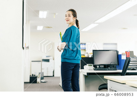女性 ビジネス オフィス 女性 ビジネス オフィス 66008953