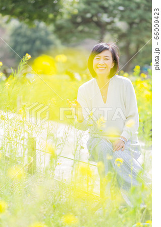 菜の花畑 さわやかなミドル女性 アラフィフ 菜の花畑 さわやかなミドル女性 アラフィフ 66009423