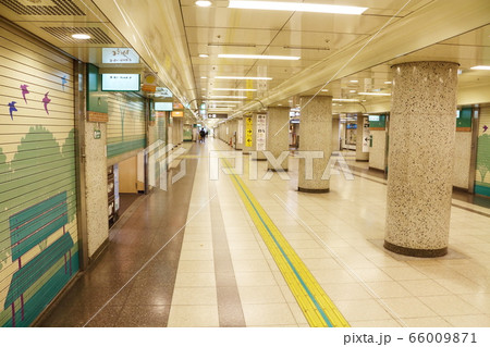 外出自粛で閑散とする名古屋 栄 森の地下街 外出自粛で閑散とする名古屋 栄 森の地下街 66009871