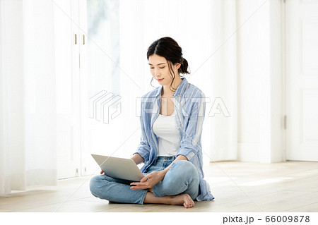 ノートパソコン 若い女性 66009878