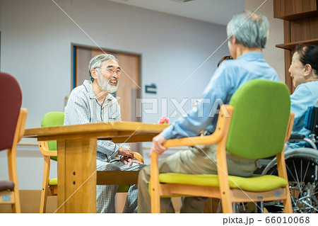 老人ホーム　シニア　談笑 66010068
