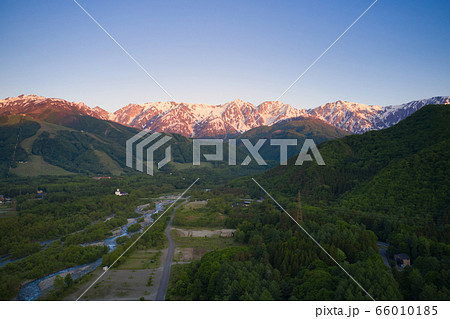 美しい朝焼けの白馬連山と白馬村の風景　長野県白馬村（ドローンによる空撮） 66010185