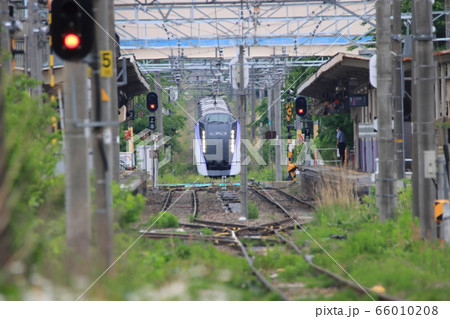 真っすぐ続く大糸線　あずさ号と白馬駅　長野県白馬村 66010208