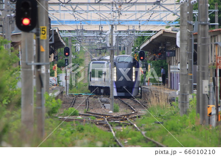 真っすぐ続く大糸線 あずさ号と白馬駅 長野県白馬村の写真素材