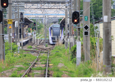 真っすぐ続く大糸線　あずさ号と白馬駅　長野県白馬村 66010212