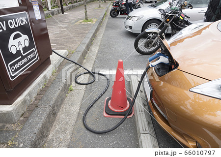 充電中の電気自動車 イメージ 充電中の電気自動車 イメージ 66010797