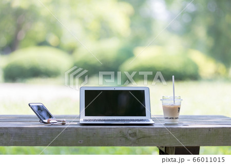 公園でテレワーク 公園でテレワーク 66011015