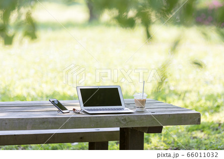 公園でテレワーク 公園でテレワーク 66011032