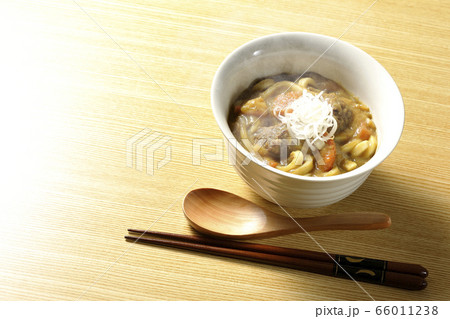 熱々のカレーうどん 熱々のカレーうどん 66011238
