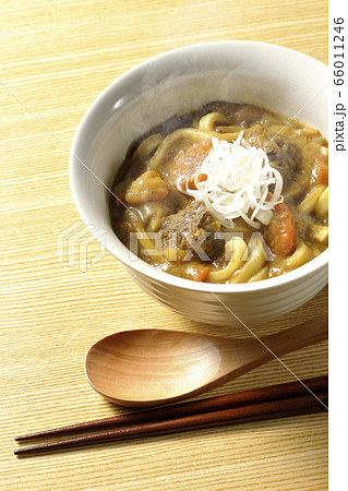 熱々のカレーうどん 66011246