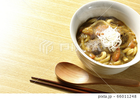 熱々のカレーうどん 66011248