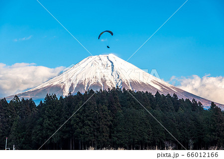 富士山を飛び越えるような様子のパラグライダー 富士山を飛び越えるような様子のパラグライダー 66012166