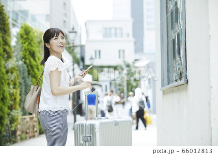 スーツケースを持つ若い女性 スーツケースを持つ若い女性 66012813