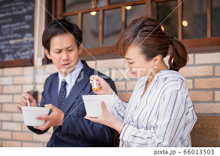 テイクアウトのカレーを食べる男女（食欲不振） 66013503
