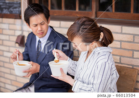 テイクアウトのカレーを食べる男女（食欲不振） 66013504