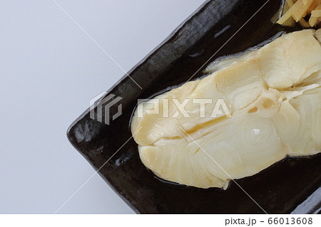 カラスガレイの煮魚 66013608