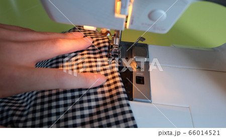 高校生男子がミシンをかける手 高校生男子がミシンをかける手 66014521