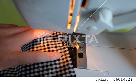 高校生男子がミシンをかける手 高校生男子がミシンをかける手 66014522