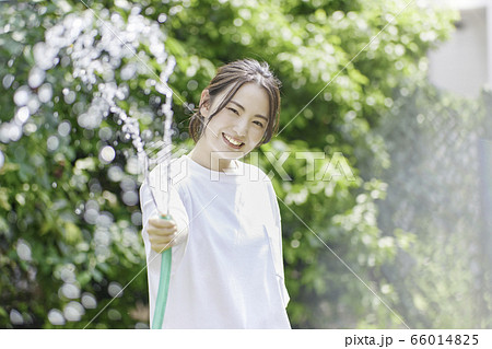 若い女性 水まき 夏のイメージ 若い女性 水まき 夏のイメージ 66014825