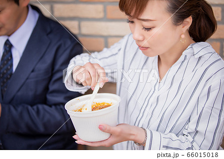 テイクアウトのカレーを食べる男女 テイクアウトのカレーを食べる男女 66015018