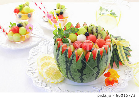 スイカ丸ごとフルーツポンチでティータイム 66015773