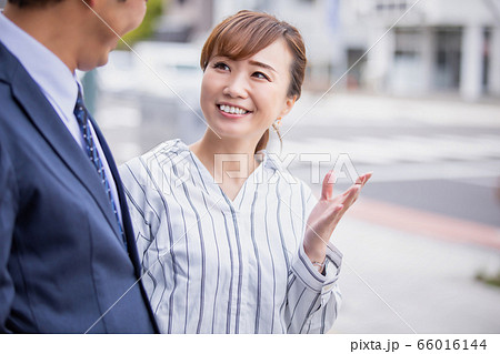 英会話でコミュニケーションをとるアジア人女性（通訳・翻訳） 66016144