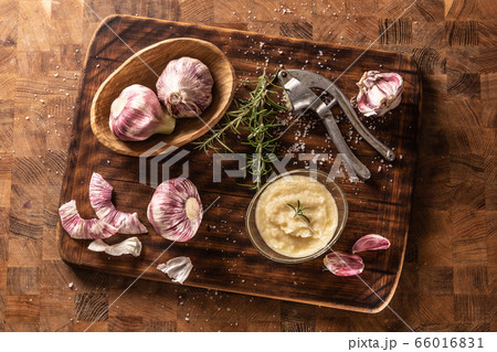 Top view of a vintage board with garlic heads Top view of a vintage board with garlic heads 66016831