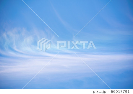 空　あばら雲と彩雲　初夏 66017791