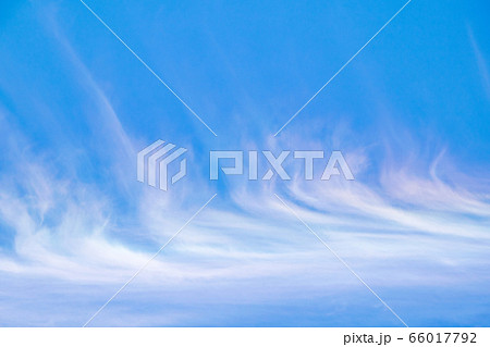 空　あばら雲と彩雲　初夏 66017792