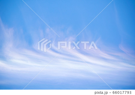 空　あばら雲と彩雲　初夏 66017793