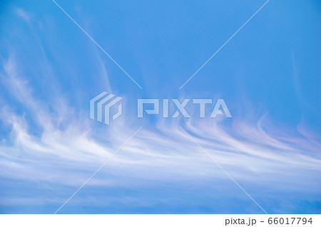 空　あばら雲と彩雲　初夏 66017794