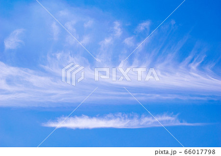 空　あばら雲と彩雲　初夏 66017798