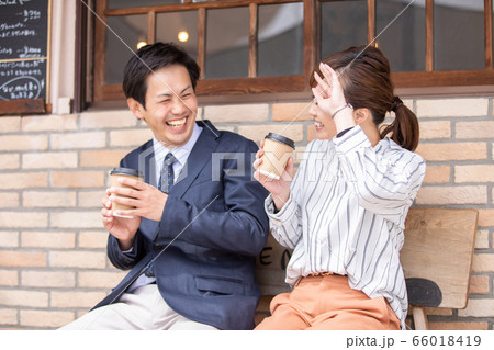 冗談を言って笑いながら話す楽しいアジア人の男女 冗談を言って笑いながら話す楽しいアジア人の男女 66018419