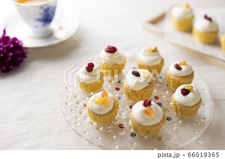 ドライフルーツと生クリームをトッピングしたプチカップケーキ ドライフルーツと生クリームをトッピングしたプチカップケーキ 66019365