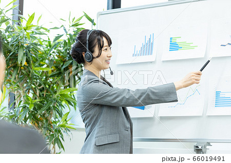 女性　ビジネス　セミナー　研修　会議 66019491