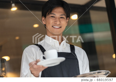 カフェ　レストラン　飲食店　スタッフ　店員 66019597